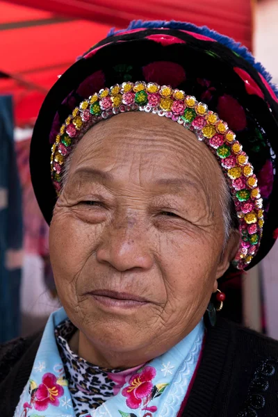 March 14, 2019: Elderly Bai ethnic minority woman in Xizhou village, Yunnan, China — Stock Photo, Image