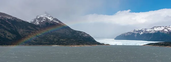 Льодовик Періто Морено і веселка в сонячний день. Аргентина — стокове фото