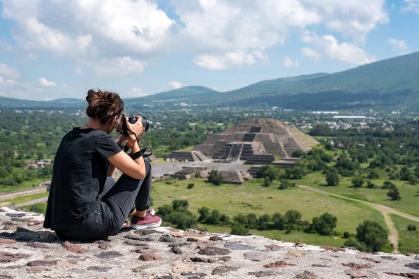 Tehotihuacan 'ın fotoğraflarını çeken bir turist.
