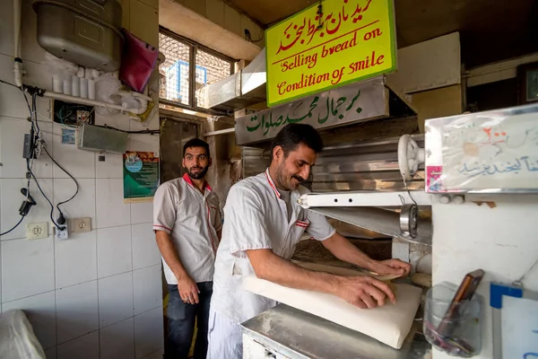 1 Mart 2019: Fırıncı adam geleneksel fırında ekmek üretiyor. Kashan, İran — Stok fotoğraf