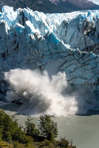 アルゼンチンのペリト・モレノ氷河に降る氷の眺め — ストック写真