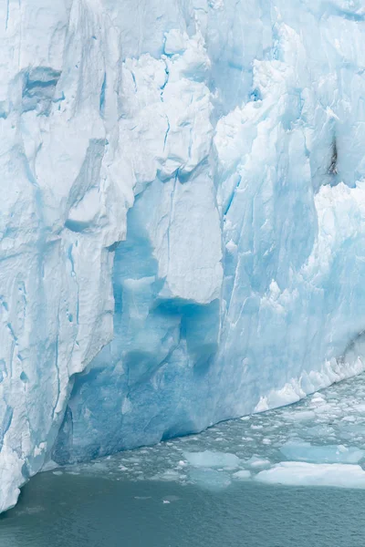 Views of The Perito Moreno Glacier on a sunny day located in the Los Glaciares National Park. Argentina — Fotografia de Stock