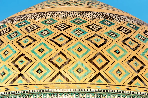 Cúpula decorada con colores en Yazd, Irán. — Foto de Stock