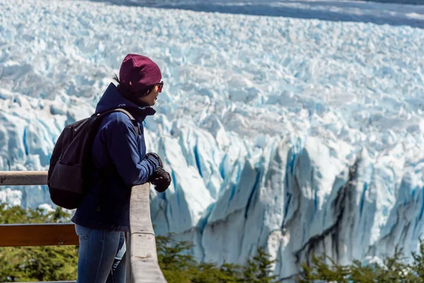 Turistka hledící na ledovec ze samovazby. Perito moreno, Argentina — Stock fotografie