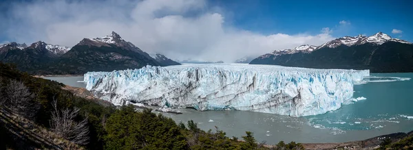 Panoramic views of The Perito Moreno Glacier on a sunny day located in the Los Glaciares National Park. Argentina — Fotografia de Stock