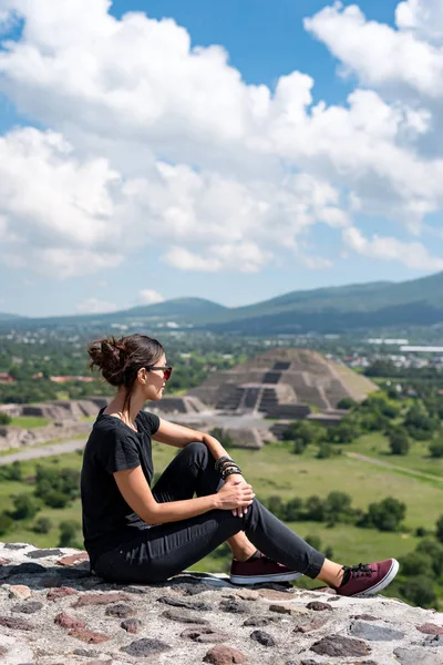 Turista contemplando as vistas de Tehotihuacan — Fotografia de Stock