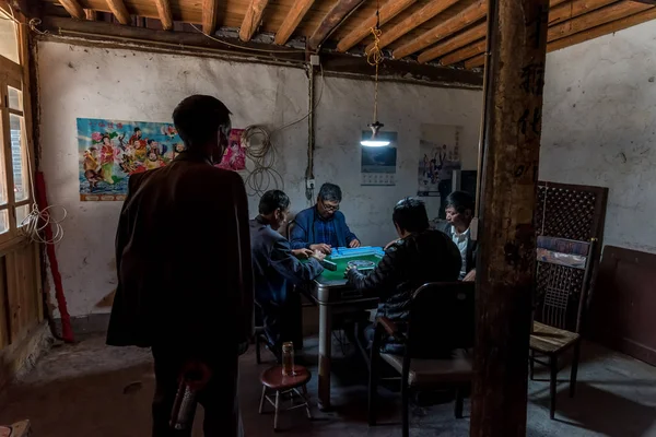 14 Mart 2019: Yunnan, Çin 'de mahjong oynayan Çinli yaşlılar grubu — Stok fotoğraf