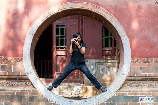 Jianshui, Çin 'de eski bir Çin evinde fotoğraf çeken bir kadın. — Stok fotoğraf