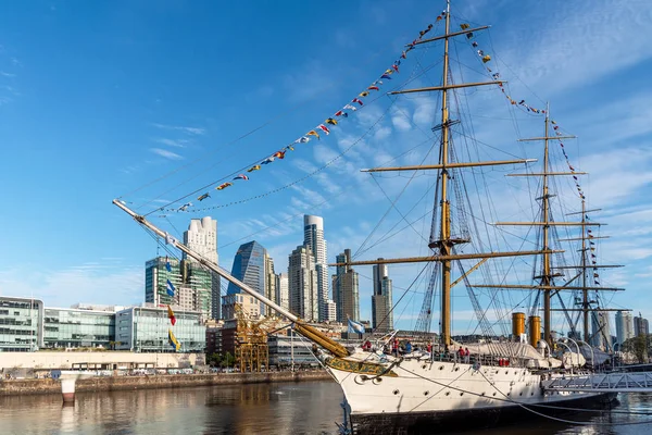 3 Kasım 2019: Porto Madero 'nun Vews' i ve Başkan Sarmiento 'nun fırkateyni rıhtımda. Buenos Aires, Arjantin