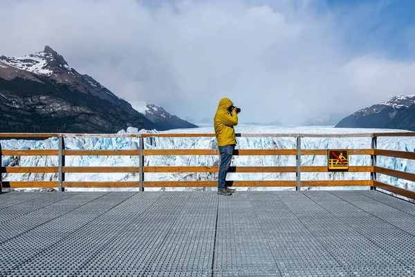Tourist photographing glacier on a dslr camera  from a viewpoint. Perito moreno, Argentina — Fotografia de Stock