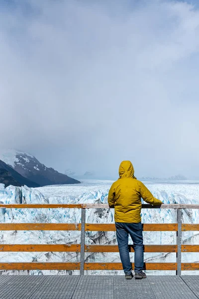 Tourist photographing glacier on a dslr camera  from a viewpoint. Perito moreno, Argentina — Fotografia de Stock