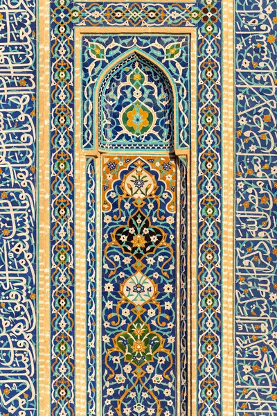 March 5, 2019: Wall decoration at Hassan Mosque in Yazd, Iran — Stock Photo, Image