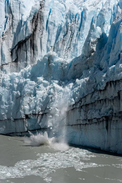 Άποψη του πάγου που πέφτει στον παγετώνα Perito Moreno στην Αργεντινή — Φωτογραφία Αρχείου