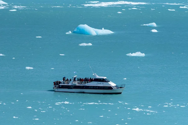 2019年12月5日：阳光灿烂的一天，在莫雷诺冰川湖的小船上。Los Glaciares国家公园阿根廷 — 图库照片