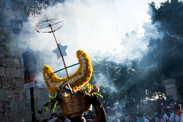 28 lipca 2019: Wykonawcy z fajerwerkami podczas parady na festiwalu Guelaguetza w Oaxaca, Meksyk — Zdjęcie stockowe