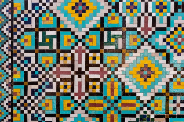 Detalj av traditionell persisk mosaikvägg med geometrisk prydnad i Iran — Stockfoto