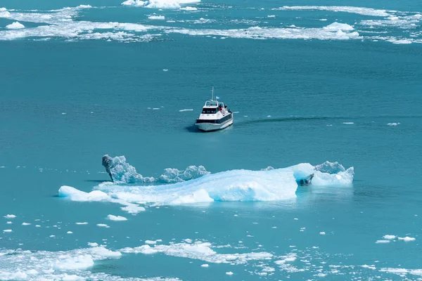 5. Dezember 2019: Boot auf dem See des Perito Moreno Gletschers an einem sonnigen Tag. Los Glaciares Nationalpark. Argentinien — Stockfoto