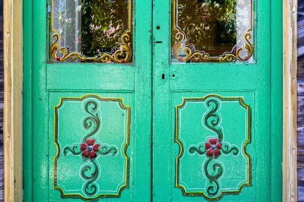 Puerta verde pintada en una casa de la calle Caminito en Buenos Aires. — Foto de Stock