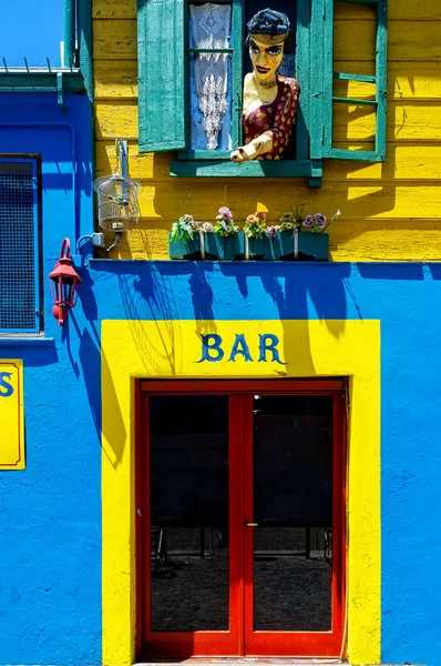 7. listopadu 2019: Fasáda barevného baru v oblasti Caminito v Buenos Aires, Argentina — Stock fotografie