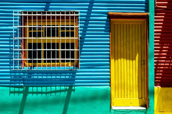 ブエノスアイレスのカミニート通りのカラフルな金属製の家 — ストック写真