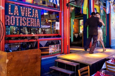 7 Kasım 2019: Buenos Aires, Arjantin 'de Caminito' da bir restoranda tango yapan profesyonel dansçılar