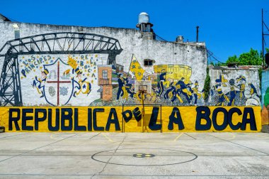 8 Kasım 2019: La Boca Mahallesi 'nde renkli basketbol sahası, Buenos Aires, Arjantin