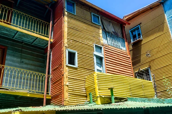 Kleurrijke huizen op de straat Caminito in Buenos Aires, Argentinië — Stockfoto