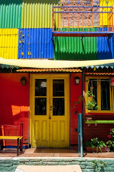 ラ・ボカ、ブエノスアイレス、アルゼンチンのドックランズにあるカミニートの観光地の多色の家の前 — ストック写真