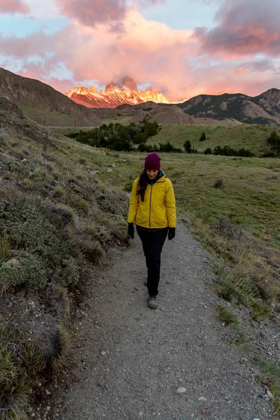 Senderista solitario con chaqueta amarilla trekking sobre El Chalten con Mou — Foto de Stock
