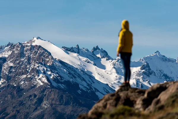 Defocused túrázó sárga kabát megcsodálta a kilátást az Andok — Stock Fotó