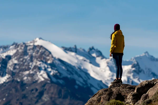 Egyedül egy sárga kabátos túrázó, aki az Andokra néz. Papa! — Stock Fotó