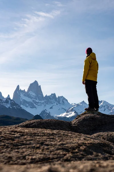 Caminante solo con chaqueta amarilla admirando las vistas sobre el Monte Fitz Ro — Foto de Stock