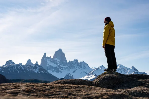 Egyedül túrázó, sárga dzsekivel, kilátással a Fitz-hegyre. — Stock Fotó
