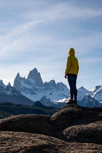 Randonneur seul avec veste jaune admirant la vue sur le mont Fitz Ro — Photo