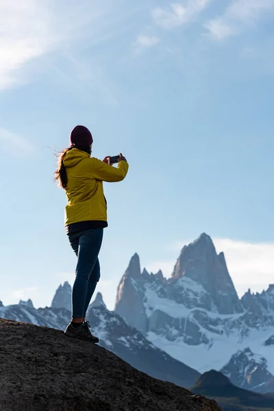 Самотній турист з жовтим піджаком фотографує гору Фітц Р. — стокове фото