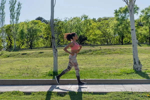 Sportkvinna Med Rosa Outfit Som Kör Park Buenos Aires Argentina — Stockfoto