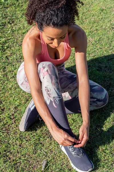 Confiante Jovem Jogger Feminino Amarra Seus Cadarços Livre — Fotografia de Stock