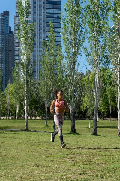 Sportnő Rózsaszín Ruhában Fut Egy Parkban Buenos Aires Argentína — Stock Fotó