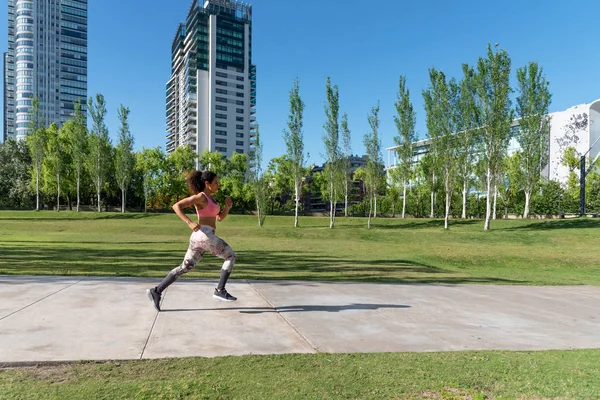 Sportnő Rózsaszín Ruhában Fut Egy Parkban Buenos Aires Argentína — Stock Fotó