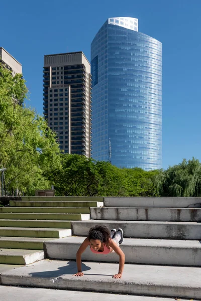 Afroamerican Woman Doing Pushups Urban Park — Stock Photo, Image
