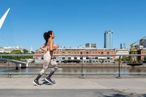 Mulher Latino Americana Com Uma Roupa Rosa Correndo Puerto Madero — Fotografia de Stock