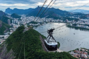 Gün batımında Rio de Janeiro 'nun Sugarloaf kablolu tren yolu manzarası, Brezilya