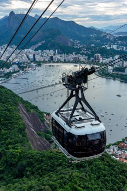 Gün batımında Rio de Janeiro 'nun Sugarloaf kablolu tren yolu manzarası, Brezilya