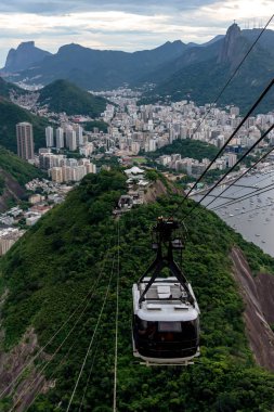 Gün batımında Rio de Janeiro 'nun Sugarloaf kablolu tren yolu manzarası, Brezilya