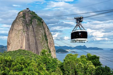 Günbatımında Sugarloaf dağı ve kablolu tren yolu manzarası, Rio de Janeiro, Brasil