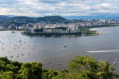 Botafogo ve Flamengo sahillerindeki yelkenliler, Rio de Janeiro, Brezilya