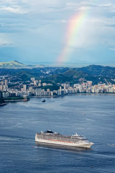 Rio de Janeiro 'da arka planda gökkuşağı olan bir gemi gezisi, Brezilya