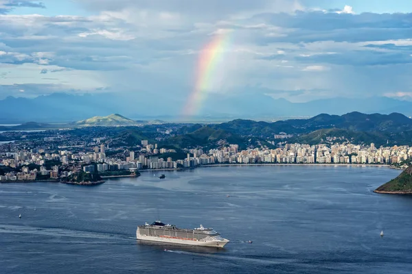 Een Cruise Zeilen Rio Janeiro Met Een Regenboog Achtergrond Brazilië — Stockfoto