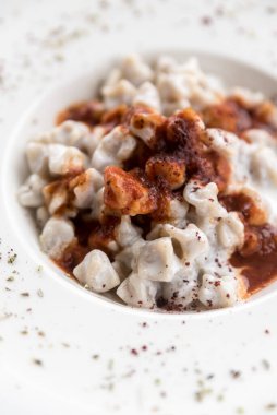 Ev yapımı geleneksel Manti Türk makarnası ile yukarıdan.. 