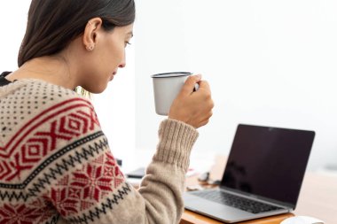 Küresel hapisler süresince internete bağlı geçici bir ev ofisinde çalışan genç bir serbest çalışan.